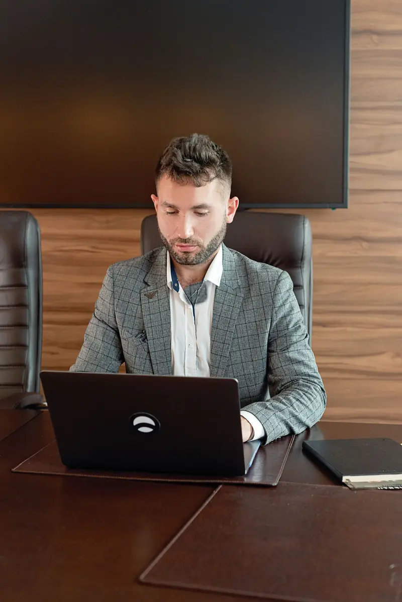 Un conseiller travaille sur son ordinateur à son bureau